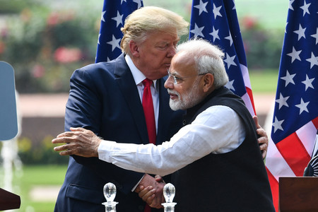 トランプ米大統領（左）とインドのモディ首相＝２０２０年２月、ニューデリー（ＡＦＰ時事）