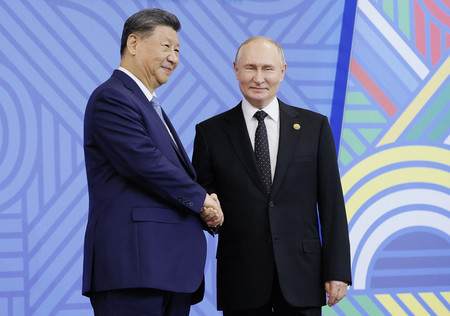 中国の習近平国家主席（左）とロシアのプーチン大統領＝２０２４年１０月、ロシア・カザン（ＡＦＰ時事）