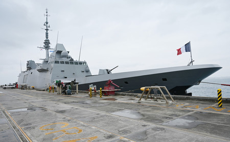 米海軍施設ホワイトビーチに寄港したフランス海軍のフリゲート艦＝１３日、沖縄県うるま市