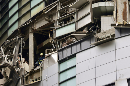 新光三越百貨店の爆発が起きたとみられる付近を調べる消防隊員＝１３日、台湾・台中市（ＥＰＡ時事）