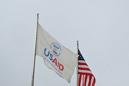 米対外援助機関である「国際開発局（ＵＳＡＩＤ）」の旗と米国旗（ＡＦＰ時事）