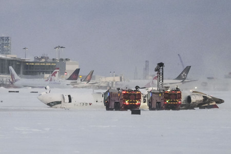 １７日、カナダ東部トロントのピアソン国際空港で、着陸に失敗し上下逆さまにひっくり返った米デルタ航空の旅客機（ＥＰＡ時事）