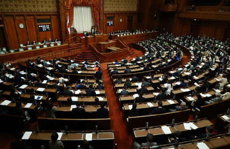 日銀審議委員に小枝淳子早大教授を充てる人事を賛成多数で可決した参院本会議＝１９日午前、国会内