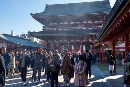 東京・浅草の浅草寺を訪れた外国人観光客＝１月１４日、東京都台東区（ＡＦＰ時事）