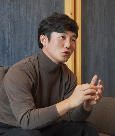 取材に応じる北朝鮮の元軍人リュ・ソンヒョンさん＝１４日、ソウル