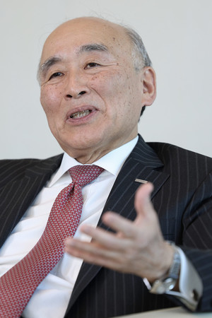 インタビューに答える古沢満宏元財務官=20日、東京都千代田区