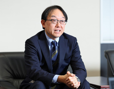 インタビューに答える東短リサーチの加藤出チーフエコノミスト=19日、東京都中央区