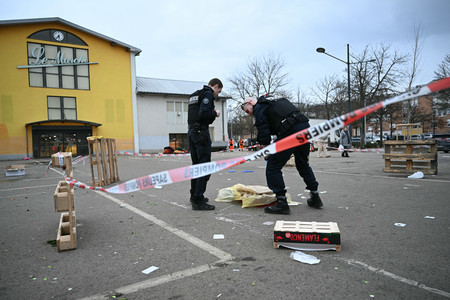 ２２日、フランス東部ミュルーズのナイフ襲撃現場を調べる警察官（ＡＦＰ時事）