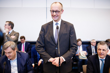 ドイツ・キリスト教民主同盟(CDU)のメルツ党首(中央)=25日、ベルリン(EPA時事)