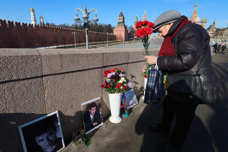 ２７日、モスクワで、ロシアの野党指導者ボリス・ネムツォフ氏が暗殺された現場に献花する女性（ＡＦＰ時事）