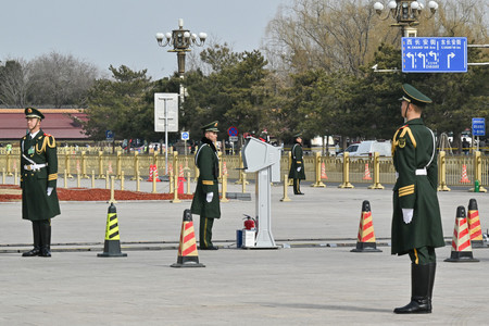 中国全国人民代表大会の開幕前日の４日、厳戒態勢が敷かれた北京の天安門広場（ＡＦＰ時事）