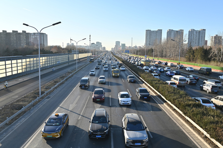 北京の道路を走る車（ＡＦＰ時事）