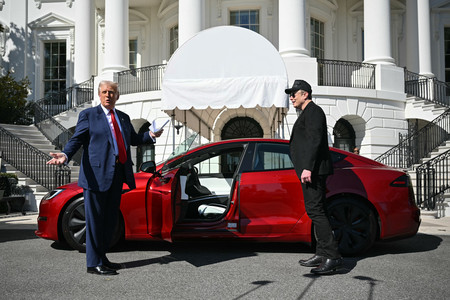 トランプ米大統領（左）が購入を決めたテスラ車。テスラを経営する側近のイーロン・マスク氏（右）と＝１１日、ホワイトハウス（ＡＦＰ時事）