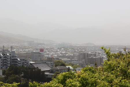 黄砂が観測された福岡市の市街地＝２０２３年４月１２日