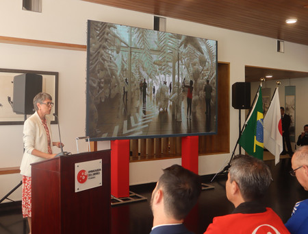 １２日、ブラジルの首都ブラジリアの日本大使公邸で、大阪・関西万博のパビリオンについて説明するブラジル側の担当者