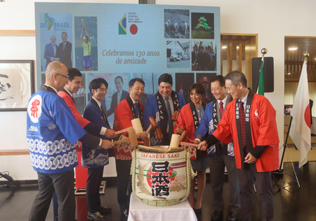 １２日、ブラジルの首都ブラジリアの日本大使公邸で開かれた観光推進イベントで鏡開きを行う関係者ら