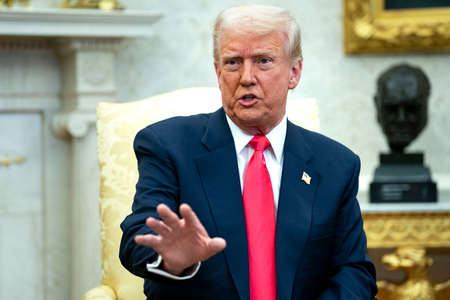 トランプ米大統領=12日、ワシントン(EPA時事)