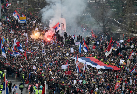 １５日、東欧セルビアの首都ベオグラードで、反政府デモに参加する人々（ＡＦＰ時事）