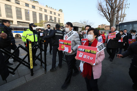 韓国憲法裁判所前で尹錫悦大統領の弾劾訴追却下を訴える与党「国民の力」の議員ら＝１４日、ソウル（ＥＰＡ時事）