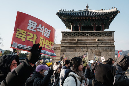 １６日、ソウルで、尹錫悦大統領の罷免を求めて行進する人々（ＡＦＰ時事）