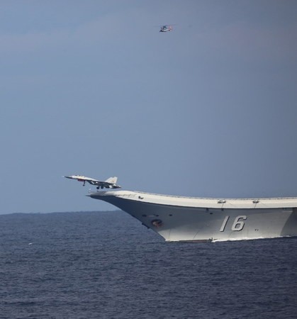 沖縄県沖の太平洋上で中国海軍の空母「遼寧」から発艦する艦載戦闘機「殲１５」＝２０２１年１２月１９日撮影（防衛省統合幕僚監部提供）