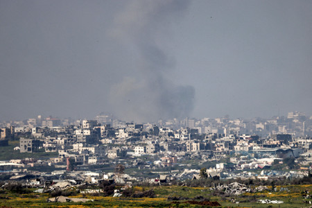 １８日、イスラエル軍の攻撃があったパレスチナ自治区ガザ北部で立ち上る煙（ＡＦＰ時事）