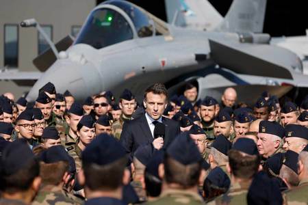 １８日、フランス空軍基地のラファール戦闘機の前で演説するマクロン大統領（中央）（ＥＰＡ時事）