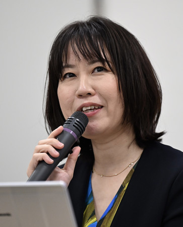 「ボーン・上田記念国際記者賞」を受賞し、講演する読売新聞の倉茂由美子ローマ特派員＝２２日午後、横浜市中区