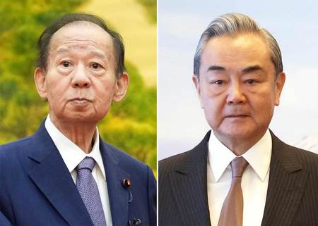 二階俊博・元自民党幹事長（写真左）と中国の王毅共産党政治局員兼外相