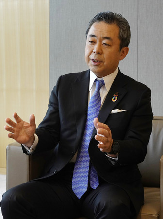 インタビューに答える住友生命保険の高田幸徳社長=4日、東京都中央区