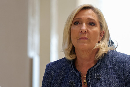 ３月３１日、パリの裁判所に到着したフランスの極右野党・国民連合（ＲＮ）のルペン前党首（ＡＦＰ時事）