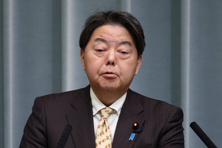 記者会見する林芳正官房長官=9日午前、首相官邸