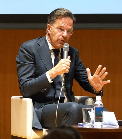 講演する北大西洋条約機構（ＮＡＴＯ）のルッテ事務総長＝９日、東京都港区