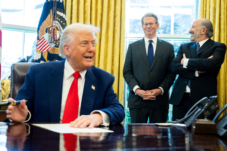 大統領令にサインするトランプ米大統領（左）の後ろに控えるベセント財務長官（中央）とラトニック商務長官＝９日、ワシントン（ＡＦＰ時事）