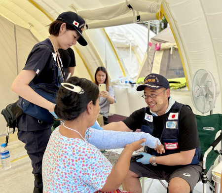 ミャンマー地震の被災者を診察する日本の国際緊急援助隊の医療チーム＝６日、中部マンダレー（ＪＩＣＡ提供・時事）