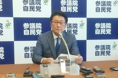 記者会見する自民党の松山政司参院幹事長=15日午後、国会内