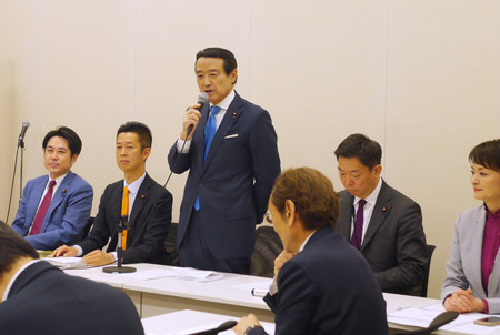 「食料品の消費税ゼロ%を実現する会」の会合であいさつする立憲民主党の江田憲司元代表代行(左から3人目)=15日午後、国会内