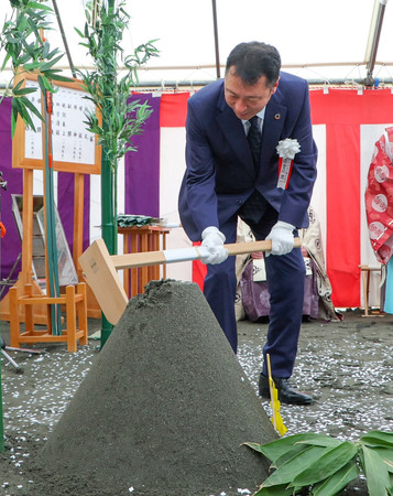 データセンターの起工式に出席したソフトバンクの宮川潤一社長=15日午後、北海道苫小牧市