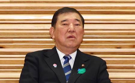 15日、首相官邸で閣議に臨む石破茂首相