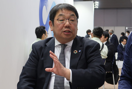 取材に応じる牧野フライス製作所の宮崎正太郎社長=16日午前、東京都江東区