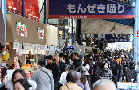 訪日外国人らでにぎわう築地場外市場=3月31日、東京都中央区
