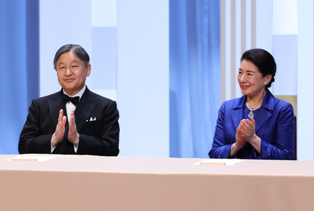 日本国際賞授賞式で、受賞者に拍手を送られる天皇、皇后両陛下=16日午後、東京都渋谷区