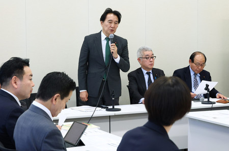 立憲民主党の有志による勉強会であいさつする末松義規会長(中央)=16日午後、国会内