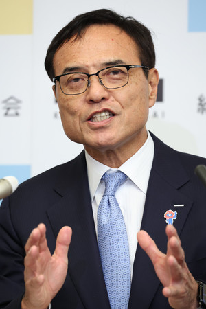 記者会見する経済同友会の新浪剛史代表幹事=16日午後、東京都千代田区
