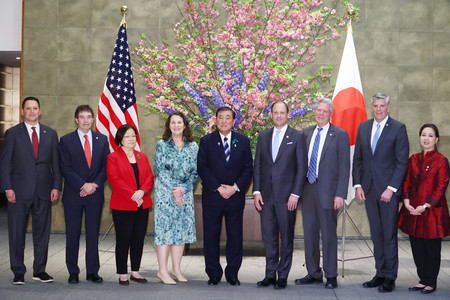 米国議会日本研究グループの表敬を受ける石破茂首相(中央)=16日午後、首相官邸