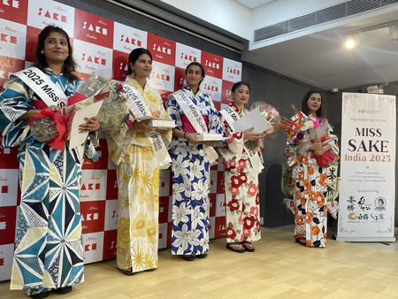 17日、インド・ニューデリーで開かれた「ミス酒インド」を選ぶコンテスト。左端がグランプリのアタンシャさん