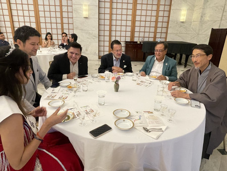 ニューデリーの日本大使公邸で開かれた日本酒とインド料理とのペアリング(組み合わせ)イベント。右端は小野啓一大使=16日