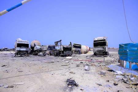 米軍による空爆で焼けた車両＝１８日、イエメン・ラスイッサ港付近（ＡＦＰ時事）