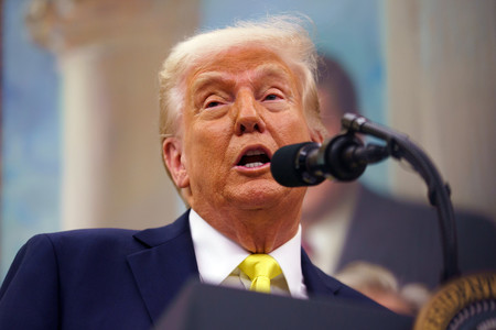 18日、ホワイトハウスで演説するトランプ米大統領(EPA時事)