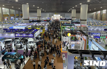 広州交易会で立ち並ぶ中国企業の出展ブース=16日、中国・広州